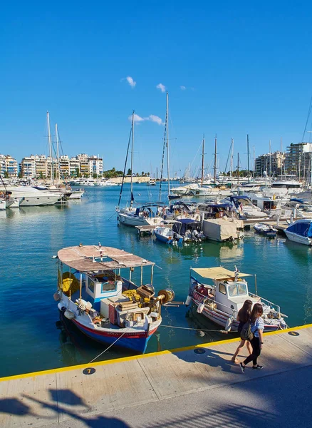 Atenas Grecia Junio 2018 Barcos Pesqueros Griegos Amarrados Puerto Mikrolimano — Foto de Stock