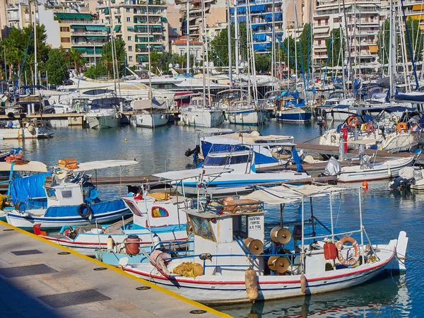 Aten Grekland Juni 2018 Grekiska Fiskebåtar Förtöjda Mikrolimano Hamnen Pireus — Stockfoto