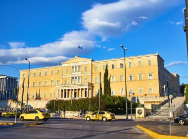 Atina, Yunanistan - 29 Haziran 2018. Asıl cephe eski Kraliyet Sarayı, Greek Parliament bina, günbatımında. Leoforos Vasilisis Amalias Avenue, Syntagma Meydanı, Atina görünümünden.