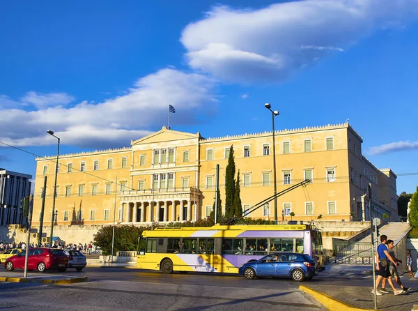 2018年6月29日 老皇宫的主要门面 希腊议会大厦 在日落 从雅典宪法广场 Leoforos Vasilisis Amalias 大道出发 — 图库照片