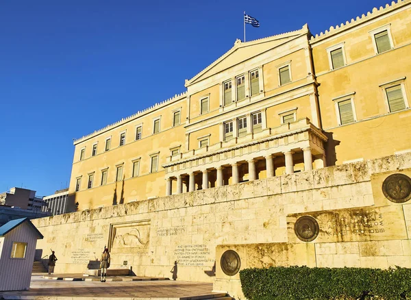 2018年6月29日 老皇宫的主要门面 希腊议会大厦 在日落 和纪念碑的未知士兵在前景 宪法广场 — 图库照片
