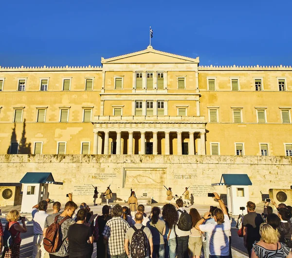 Atenas Grecia Junio 2018 Turistas Fotografiando Cambio Guardia Los Evzones — Foto de Stock