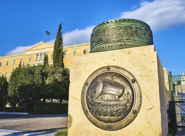 2018年6月29日 青铜盾 Trireme 经典的希腊船 在无名士兵的纪念碑上 古皇宫 希腊议会大厦 在宪法广场 — 图库照片