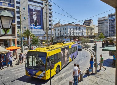 Atina, Yunanistan - 29 Haziran 2018. Omonia Meydanı, Atina geçiş tramvay.