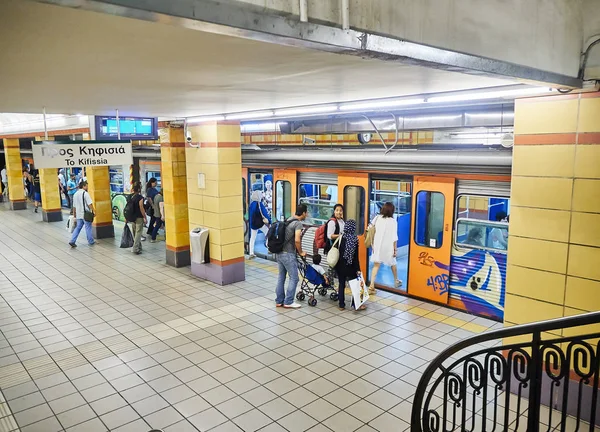 Atenas Grecia Junio 2018 Gente Tomando Tren Pintado Con Graffitis — Foto de Stock