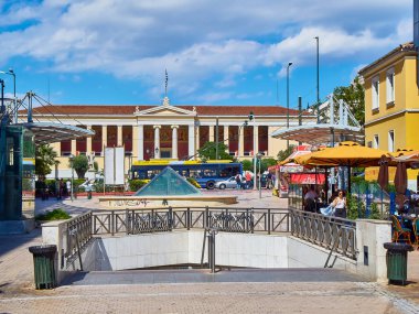 Atina, Yunanistan - 30 Haziran 2018. Plateia Korai Meydanı Metro metro istasyonu girişinde ön plan ve Milli ve arka planda Kapodistrian Atina Üniversitesi ile. Atina. Attica, Yunanistan.