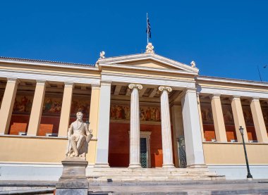 Milli ve Kapodistrian Atina Üniversitesi ile heykel Ioannis Kapodistrias ön planda. Atina. Attica, Yunanistan.
