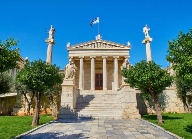 Asıl cephe Academy Atina, Yunanistan Ulusal Akademisi, Athena ve Apollon sütunlar ve eflatun ve Sokrates heykelleri ile çekilmiş. Atina, Attica bölgesi, Yunanistan.