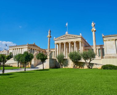 Asıl cephe Academy Atina, Yunanistan Ulusal Akademisi, Athena ve Apollon sütunlar tarafından çevrili. Atina Attica bölgesi, Yunanistan.