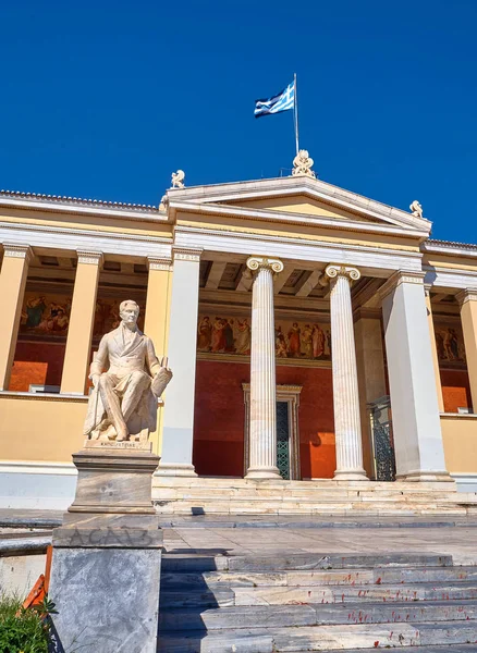 雅典国立和 Kapodistrian 外交部长约安尼斯 卡苏利德斯 Kapodistrias 的雕像在前景 阿提卡 — 图库照片