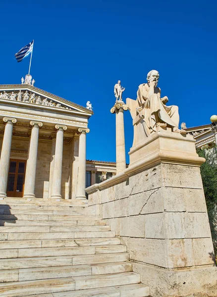 雅典学院 希腊国立学院 与阿波罗支柱在背景和苏格拉底雕像的前景 阿提卡地区 — 图库照片