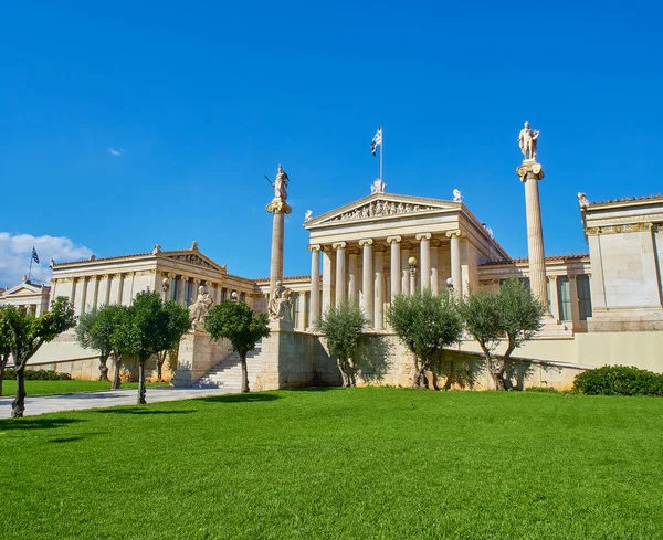 アテナとアポロの柱が並ぶ アカデミー アテネ ギリシャの国民アカデミーの主要なファサード ギリシャ アテネ アッティカ県 — ストック写真