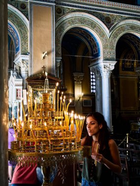 Atina, Yunanistan - 30 Haziran 2018. Ayrıca Mitropoli veya metropol olarak bilinen duyuru, The Metropolitan Cathedral NEF içinde kilise cemiyeti ışık mumlar. Atina, Attica bölgesi, Yunanistan.