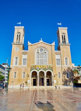 Atina, Yunanistan - 30 Haziran 2018. Duyuru The Metropolitan Cathedral asıl cephe önünde yürüyen insanlar. Mitropoleos Meydanı. Atina, Attica bölgesi, Yunanistan.