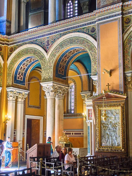 Atenas, Grecia 30 de junio de 2018. Párroco celebrando la Divina