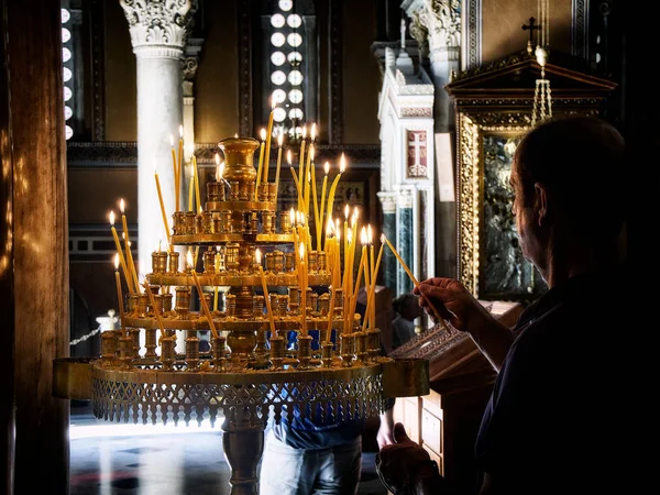 Atenas Grecia Junio 2018 Feligrés Enciende Velas Nave Catedral Metropolitana — Foto de Stock