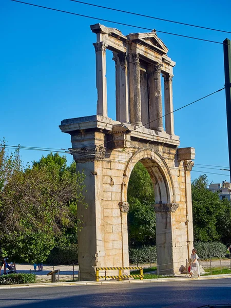 Atenas Grécia Junho 2018 Mulher Que Anda Frente Arco Hadrian — Fotografia de Stock