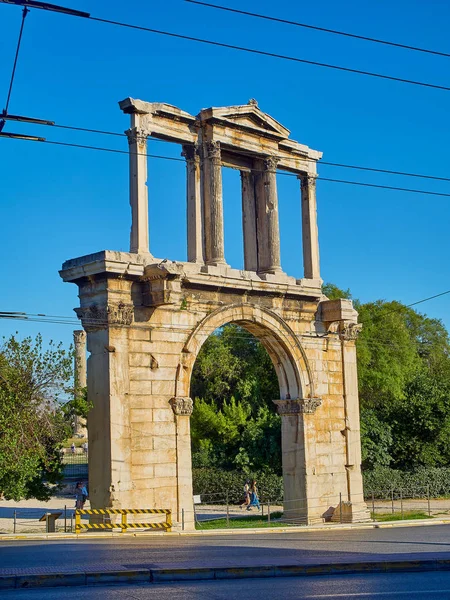 アテネ ギリシャ 2018 ハドリアヌス帝のアーチやハドリアヌスの門 古代記念碑的な勝利を持つゲートウェイ アーチ Leoforos Vasilisis Amalias アテネの主要な通りのコリント式の柱の近くに歩いている女の子 — ストック写真