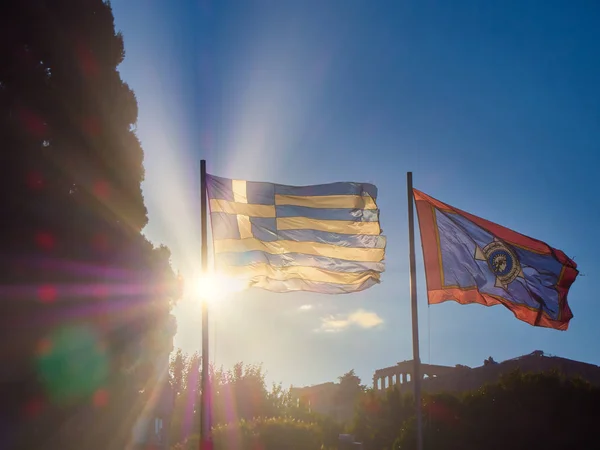 Officiella Flaggor Grekland Och Aten Viftande Sunset Bakgrundsbelysning Med Solljuset — Stockfoto