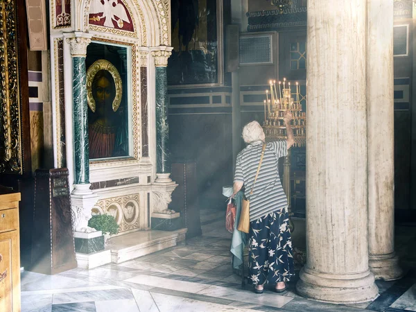 Atenas Grecia Junio 2018 Feligrés Enciende Velas Nave Catedral Metropolitana — Foto de Stock