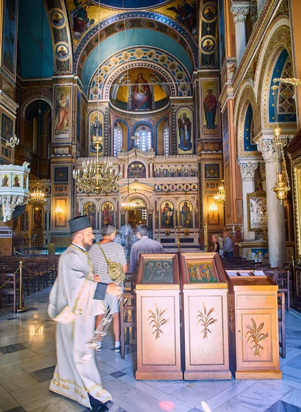 2018年6月30日 东正教神父用香炉崇敬 Mitropoli 的大都会大教堂的神圣区域 在希腊雅典的神圣礼拜仪式期间 — 图库照片