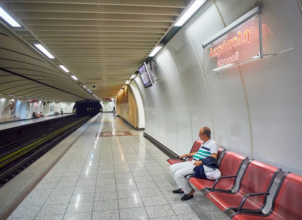 Atenas Grecia Julio 2018 Ciudadano Esperando Tren Estación Metro Acrópolis —  Fotos de Stock