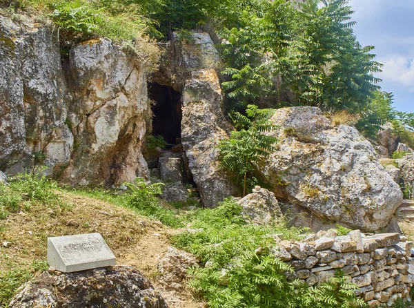雅典卫城北坡岩石上的一个洞穴 是史前时代最早的住宅 世纪以后成为了崇拜地方献身于十二个神和神灵 Peripatos 步行的看法 阿提卡 — 图库照片