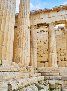 Dor sütunları ve Entabulature Propylaea, Batı cephe Antik Atina Akropol geçidine. Atina. Attica, Yunanistan.