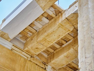 Doğu Cephe Propylaea, Antik Atina Akropol geçidine arşitrav detay geri. Atina. Attica, Yunanistan.