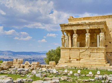 Erechtheion, antik tapınak Athena ve Poseidon, Atina Akropol, onurlandıran güney cephesinde Caryatids sundurma. Atina. Attica bölgesi, Yunanistan.