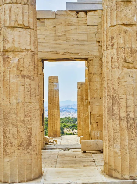 Propylaea Porta Entrada Antiga Acropolis Athenian Com Cidade Atenas Fundo — Fotografia de Stock