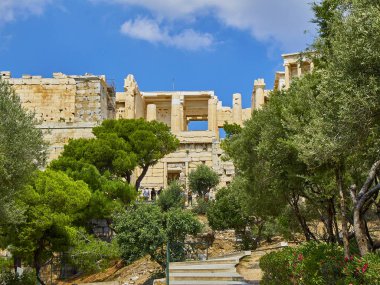 Atina, Yunanistan - 1 Temmuz 2018. Batı tarafında Propylaea, Antik Atina Akropol geçidine. Atina. Attica, Yunanistan.