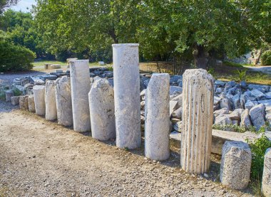 Bazı sütunlar bulunan Antik Agora Atina Ares Tapınağı, girişinde kalır. Attica bölgesi, Yunanistan.