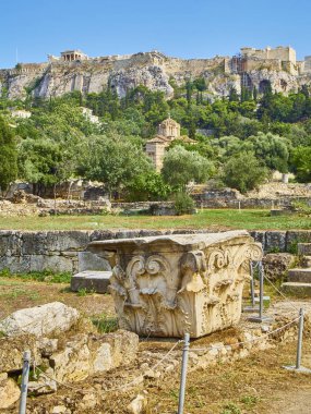 Antik Agora Atina kutsal Havariler Kilisesi ve Atina Akropol arka planda kuzey yamacında bulunan Agrippa Odeon, kalıntıları. Attica bölgesi, Yunanistan.