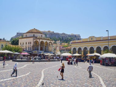 Atina, Yunanistan - 2 Temmuz 2018. İnsanlar Monastirakiou geçiş / Tzistarakis Camii ve Kuzey yamaç arka planda Atina Akropol ile Monastiraki kare. Attica bölgesi, Yunanistan.