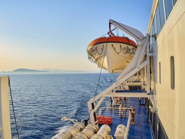 Piraeus, Yunanistan - 2 Temmuz 2018. Akdeniz geçiş cankurtaran bir feribot gemi güverte. Attica bölgesi, Yunanistan.