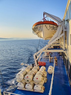 Piraeus, Yunanistan - 2 Temmuz 2018. Akdeniz geçiş cankurtaran bir feribot gemi güverte. Attica bölgesi, Yunanistan.