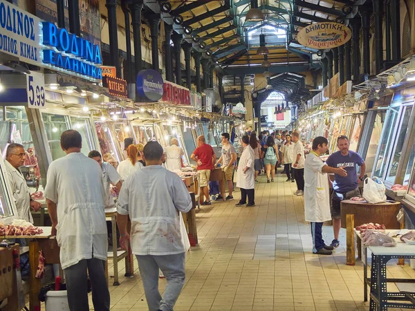 Atenas Grecia Julio 2018 Carniceros Frente Sus Puestos Varvakios Mercado —  Fotos de Stock