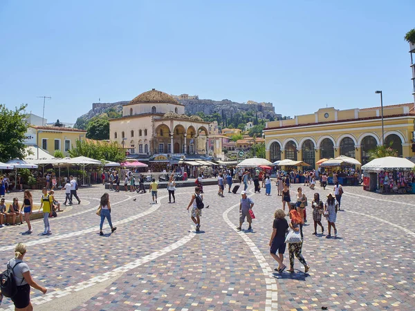 2018年7月2日 人们穿越 Monastirakiou 莫纳斯蒂拉基广场与雅典卫城的北坡背景 阿提卡地区 — 图库照片