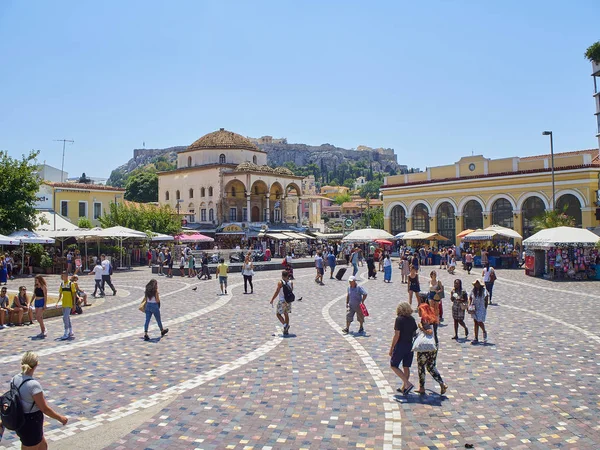 Atenas Grecia Julio 2018 Gente Cruzando Plaza Monastirakiou Monastiraki Con — Foto de Stock