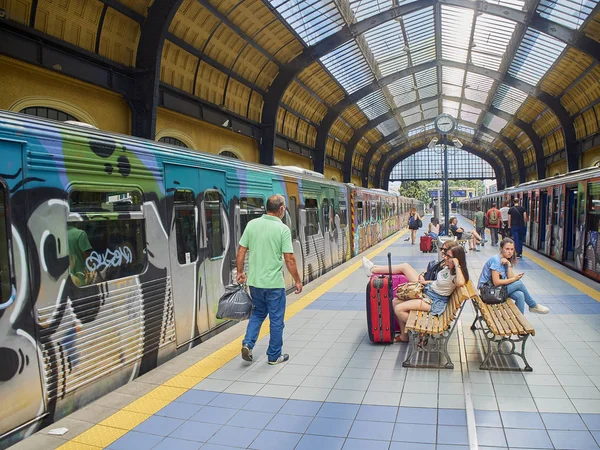 2018年7月1日 市民和游客在比雷埃夫斯地铁站等火车 阿提卡 — 图库照片