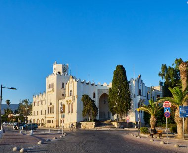Kos, Yunanistan - 3 Temmuz 2018. Hükümet Sarayı Yunan Kos Adası'nın asıl cephesi. Akti Miaouli sokaktan görüntüleyin. Güney Ege Bölgesi, Yunanistan.