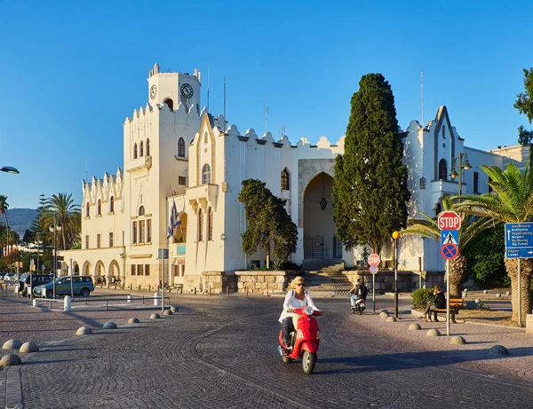 Kos Grecia Julio 2018 Una Motocicleta Que Cruza Calle Akti — Foto de Stock