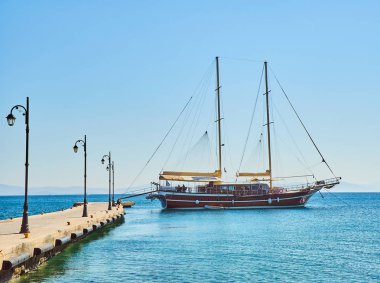 Kos, Yunanistan - 3 Temmuz 2018. Bir Yelkenli tekne palamarla Yunan Kos Adası, Güney Ege Bölgesi, Yunanistan.