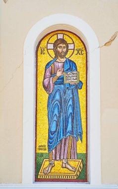 Kos, Yunanistan - 3 Temmuz 2018. Asıl cephe, kilise Agia üzerinde 21 Temmuz 2017 vurdu deprem hasar Paraskevi, İsa temsil eden Bizans tarzı mozaikler. Kos, Güney Ege Bölgesi, Yunanistan.