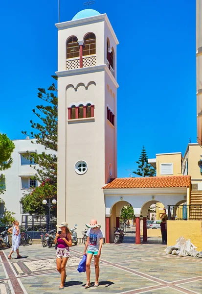 Kos Greece July 2018 Tourists Crossing Agia Paraskevi Square Bell — Stock Photo, Image