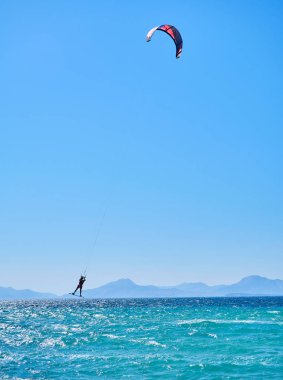 Kos, Yunanistan - 4 Temmuz 2018. Yunan Kos Adası plaj Kitesurf pratik bir genç adam. Güney Ege Bölgesi, Yunanistan.