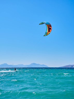 Kos, Yunanistan - 4 Temmuz 2018. Yunan Kos Adası plaj Kitesurf pratik bir genç adam. Güney Ege Bölgesi, Yunanistan.