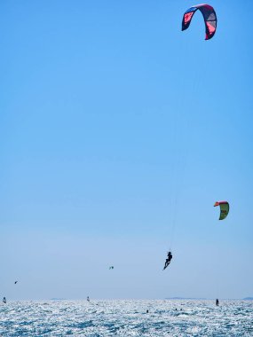 Kos, Yunanistan - 4 Temmuz 2018. Yunan Kos Adası plaj Kitesurf pratik bir genç adam. Güney Ege Bölgesi, Yunanistan.