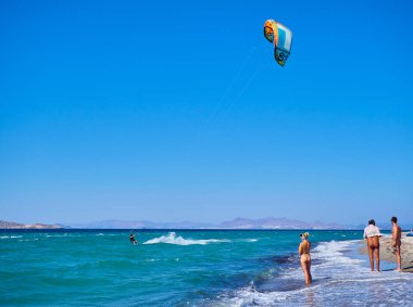 Kos, Yunanistan - 4 Temmuz 2018. Yunan Kos Adası plaj Kitesurf pratik bir genç adam. Güney Ege Bölgesi, Yunanistan.